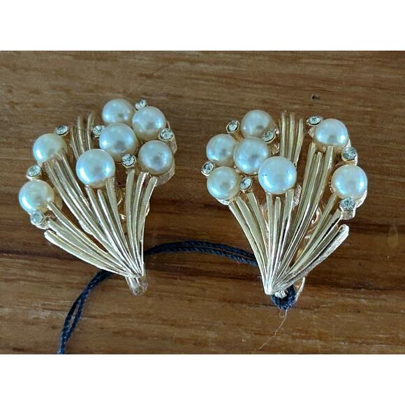 Vtg CROWN TRIFARI Brushed Gold Tone Faux Pearls Earrings Clip On Pin Brooch Set - Picture 2 of 13